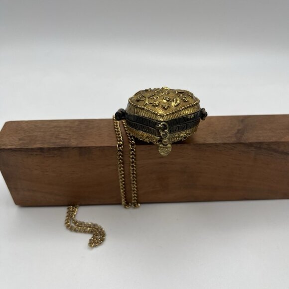 VTG Ornate Heart Trinket Locket Pendant Necklace Brass Floral Chunky Romantic - Picture 5 of 7